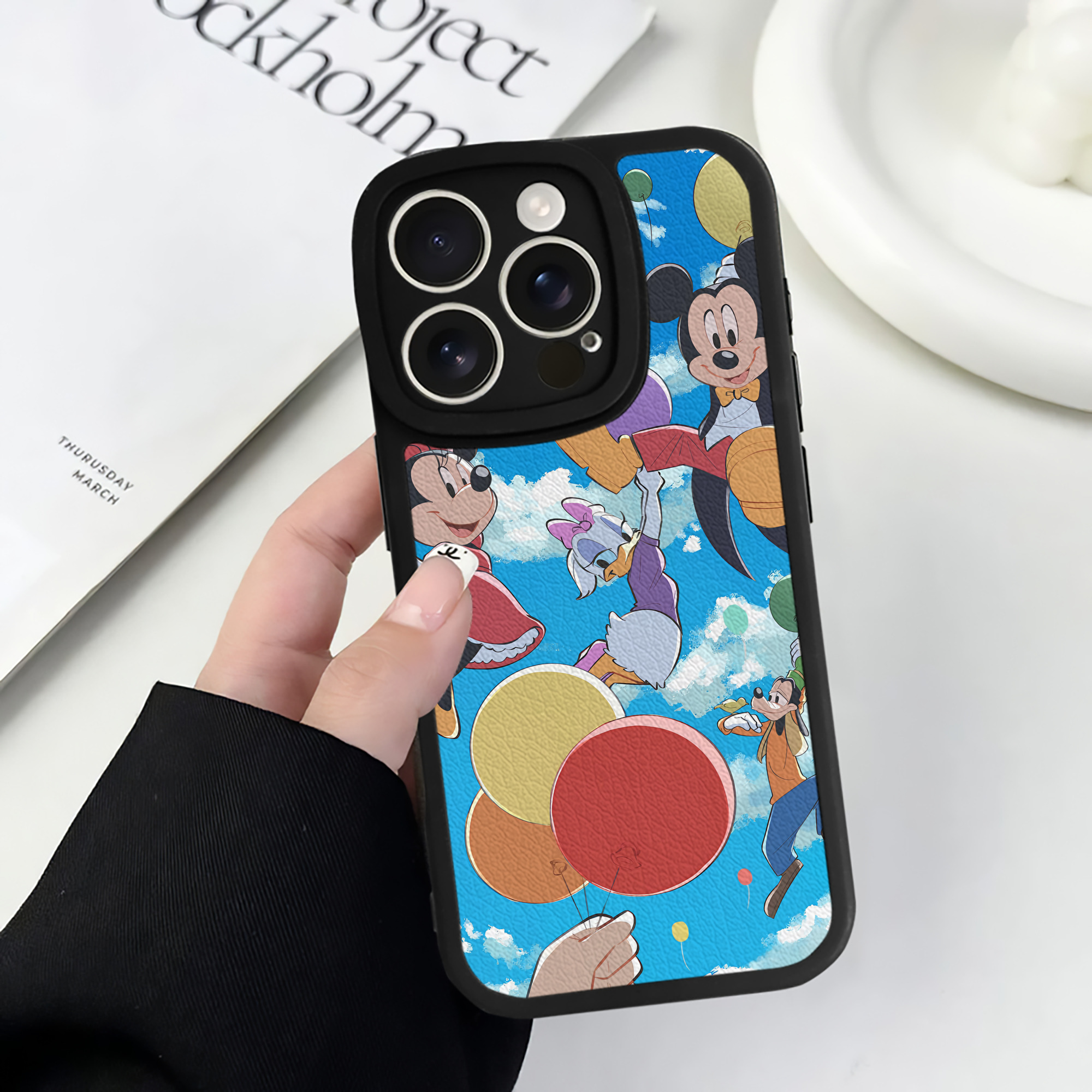 （画像用） ミッキーマウス Mickey Mouse 【iPhone 16シリーズ対応】シリコンスマホケース（レザー調） 材質：シリコン